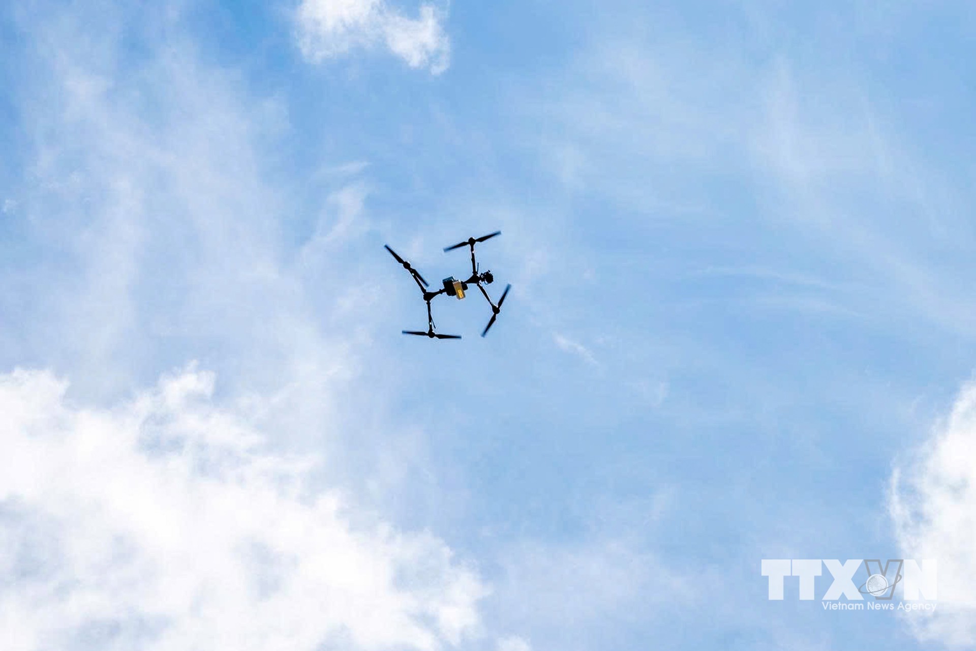 Từ nông nghiệp, logistics đến giám sát hạ tầng và cứu hộ cứu nạn, UAV đang mở ra nhiều hướng ứng dụng trong đời sống và phát triển kinh tế - xã hội. (Ảnh: Giang Phương/TTXVN)